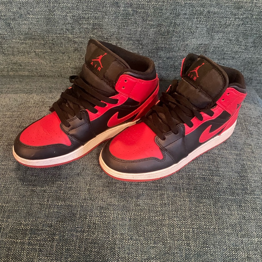 Air Jordan 1 mid black and red